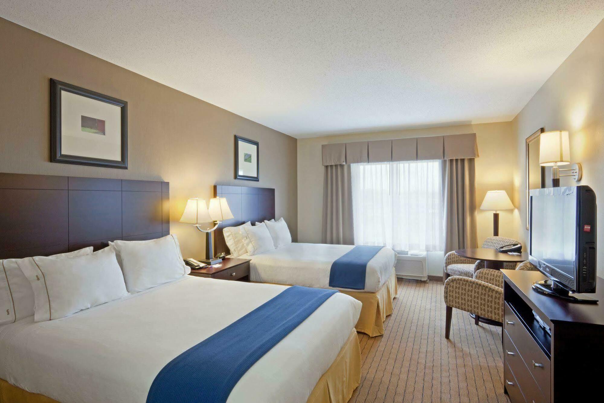 Holiday Inn Express & Suites Malone By Ihg Exterior photo